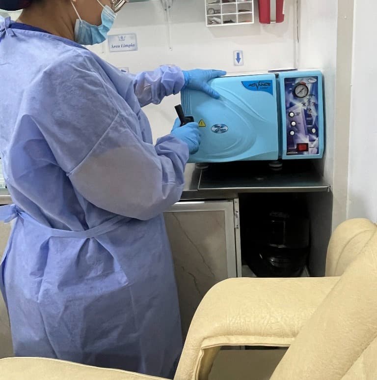 Área de esterilización y autoclave de grado clínico en Pie de Ángel