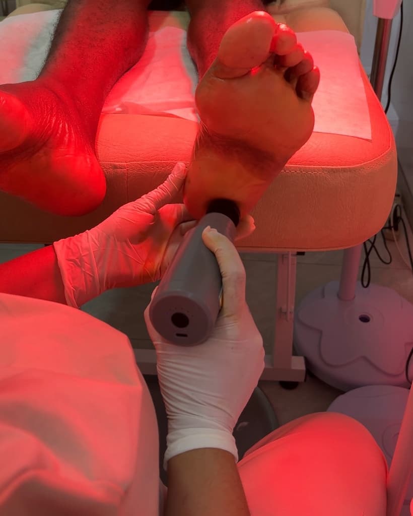 Tratamiento podológico clínico con tecnología avanzada en Pie de Ángel